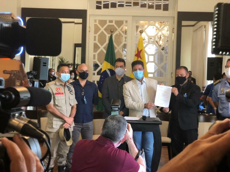 Ao assinar convocação de 325 PMs, Gladson anuncia novos concursos para o AC