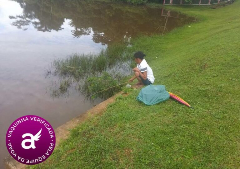 Idosa que perdeu tudo em alagação pesca no lago da Ufac para alimentar a família