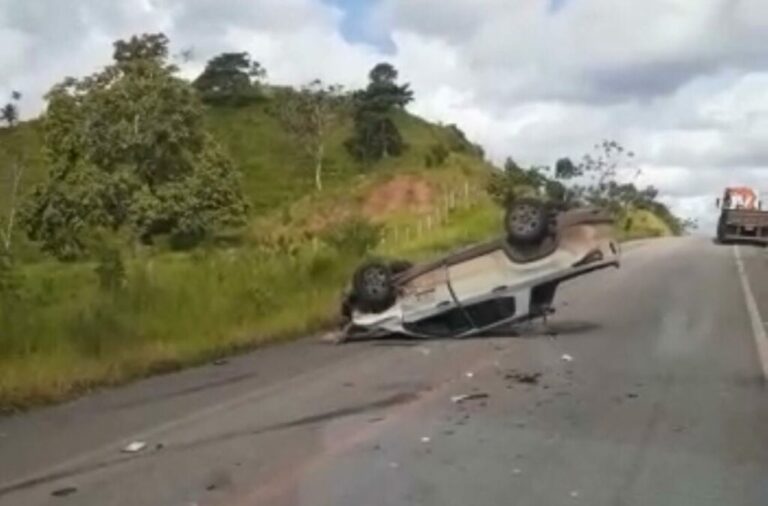 Carro da prefeitura de Tarauacá colide com 2 veículos e acaba em capotamento na BR-364