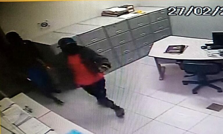 Dupla mascarada invade Banco do Brasil no AC, mas foge assustada com alarme