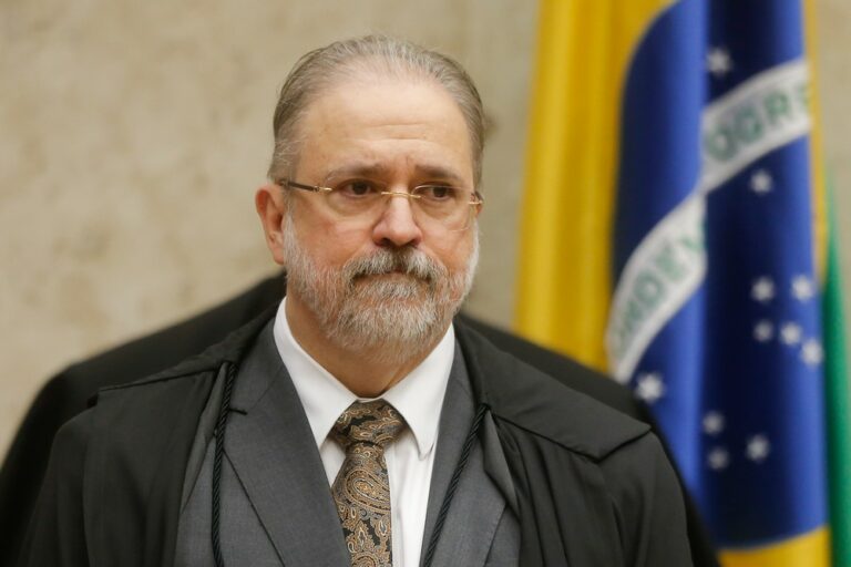 Aras diz ao STF que abriu outras 8 apurações preliminares sobre conduta de Bolsonaro