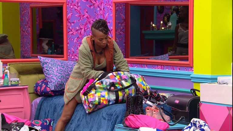 Karol Conká arruma suas malas no BBB21: ‘Eu não quero mais ficar aqui!’