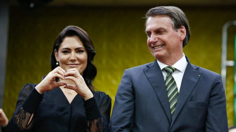 “Boto para trabalhar, fazer café da manhã”, brinca Bolsonaro sobre Michelle