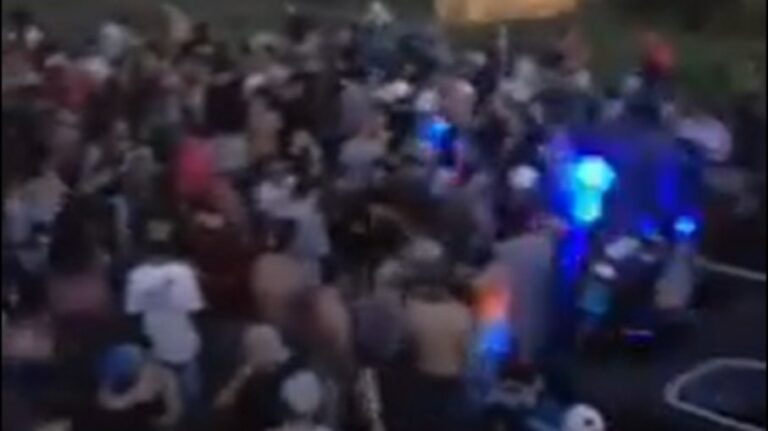 Cemitério vira palco de baile funk com centenas de pessoas; assista