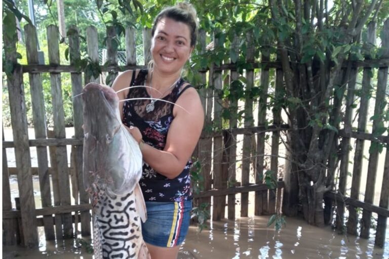 Em Sena, moradora encontra peixe gigante em seu quintal após vazante do Rio Iaco