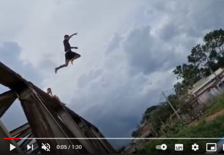 Arriscando a vida, jovens em Sena pulam de ponte em meio aos rebojos do Rio Iaco