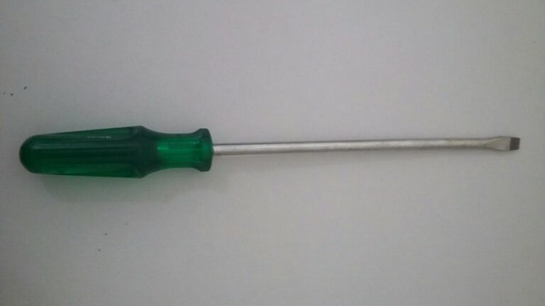 Padrasto é atacado com chave de fenda ao defender esposa que era agredida pelo filho