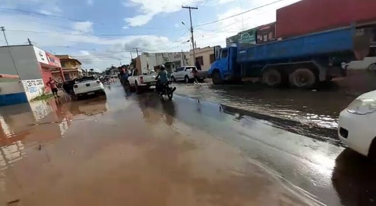 Vídeo: Cheia do Rio Iaco já chega ao centro de Sena e toma principal avenida da cidade