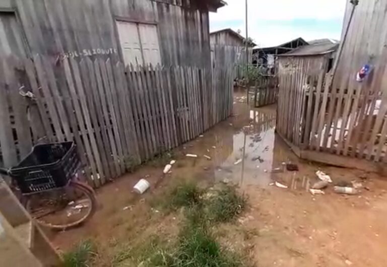 Rio Iaco se aproxima da cota de alerta em Sena e famílias já começam a sair de casas