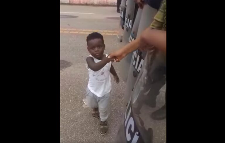 Em confronto, criança haitiana dá a mão para policiais e vídeo emociona internautas