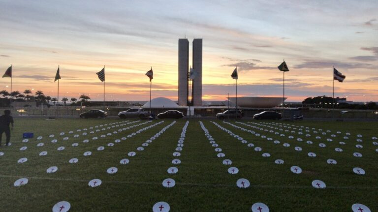 Volta do auxílio: manifestantes espalham pratos vazios em frente ao Congresso