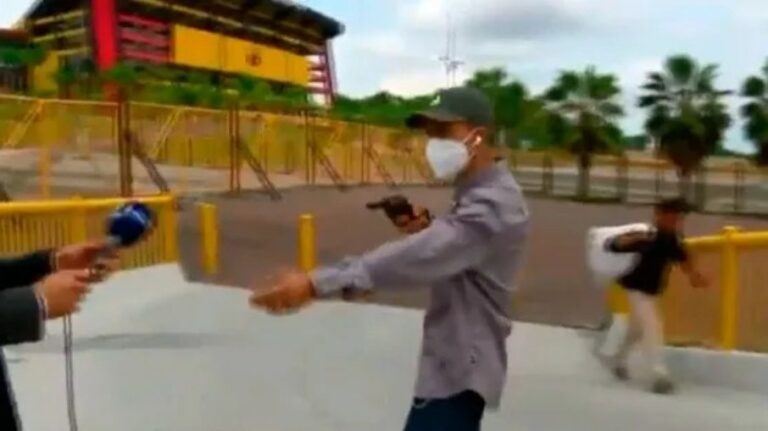 Com arma apontada, repórter é roubado em frente a estádio; veja o vídeo