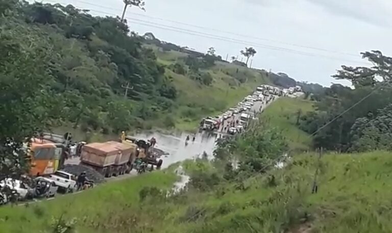 Com parte da BR-364 alagada em Sena, ônibus e carros estão em fila quilométrica por horas