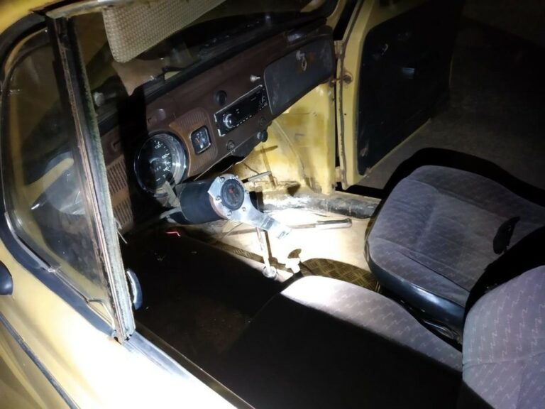 Homem sem CNH é preso ao ser flagrado embriagado dirigindo carro sem volante