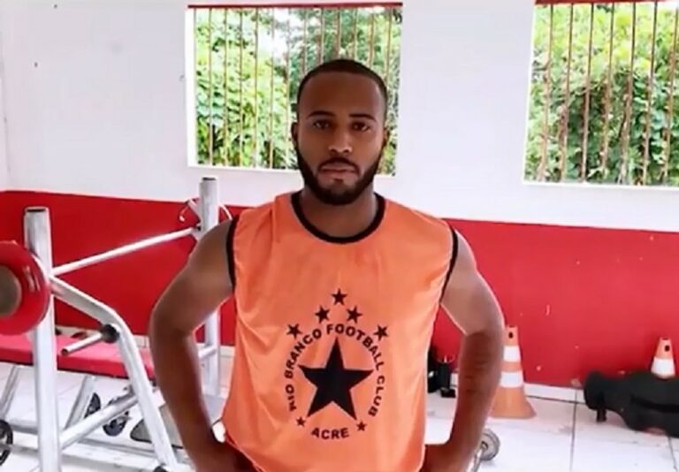 Lateral explica escolha pelo clube e fala sobre disputa por vaga no time titular