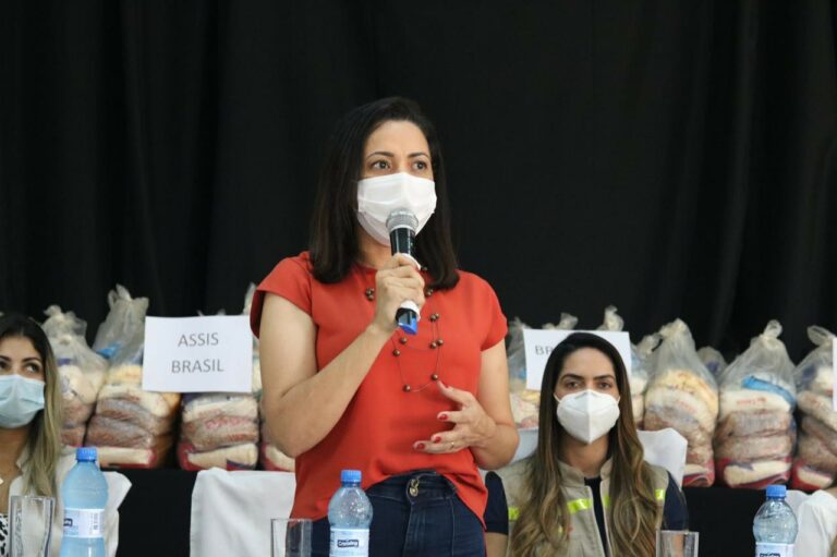 No Alto Acre, Mailza entrega cestas básicas às mulheres em vulnerabilidade social