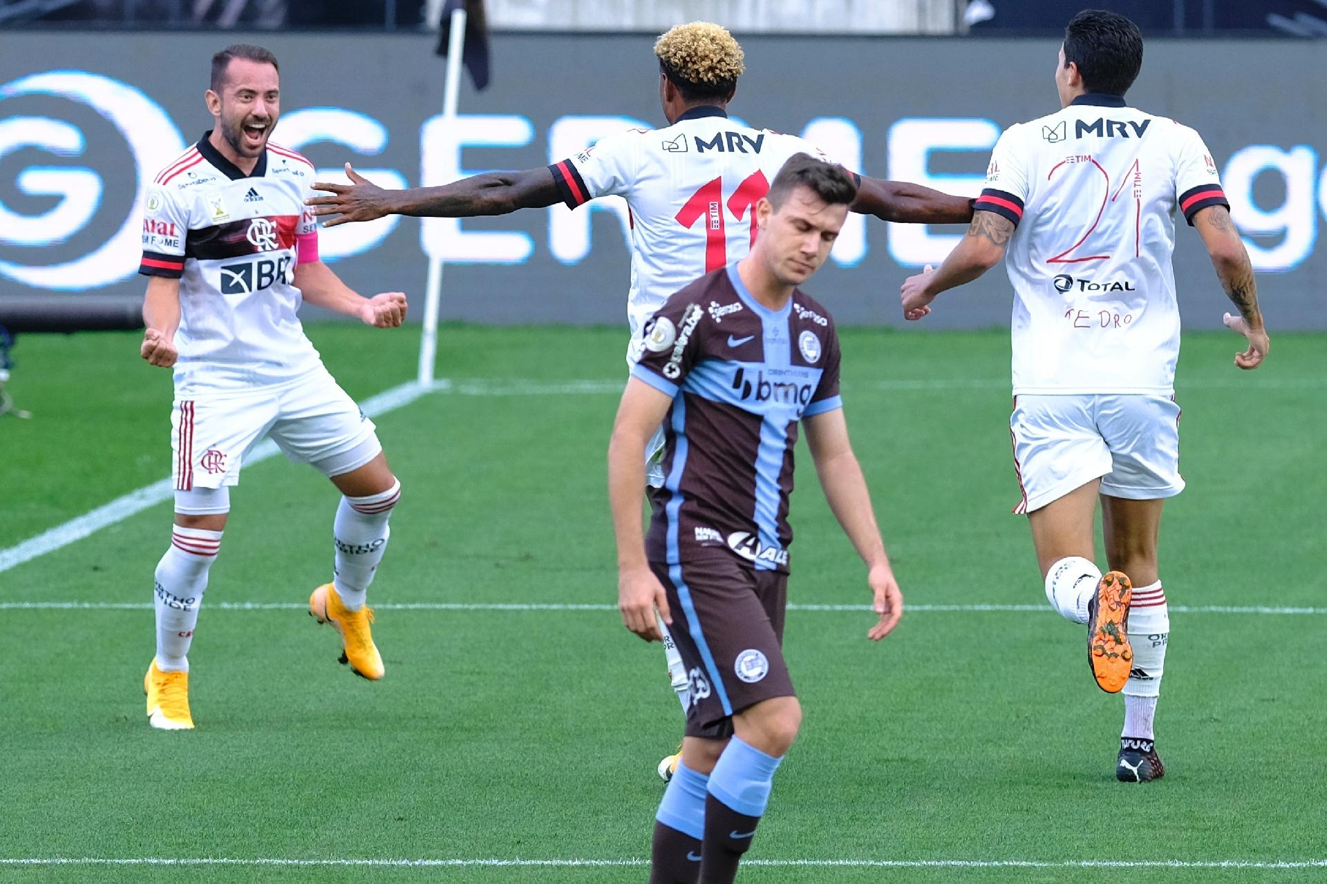 Flamengo vence Corinthians e segue na disputa pelo Brasileirão com o Inter