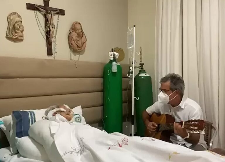 Jorge Viana mostra vídeo cantando e chorando ao lado da mãe antes de ela morrer