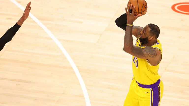 Com LeBron James decisivo no fim, Lakers batem Hawks fora de casa