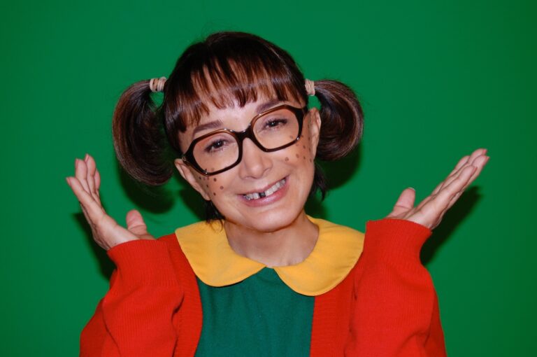 Aos 70 anos, eterna Chiquinha do ‘Chaves’ surpreende em foto de biquíni