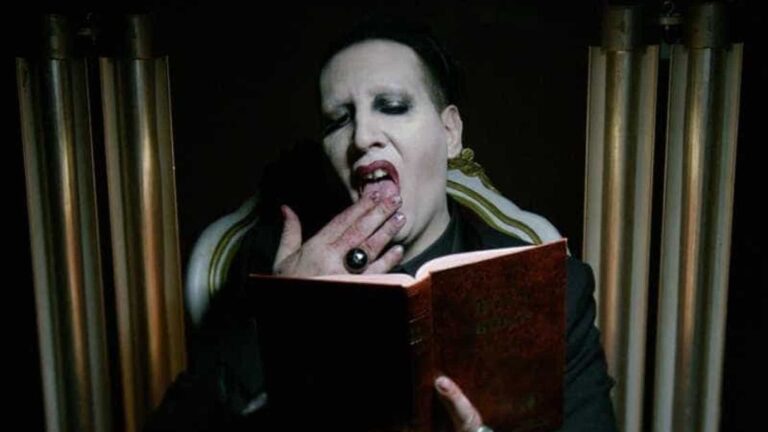 Cantora Phoebe Bridgers diz que Marilyn Manson tinha ‘quartinho do estupro’