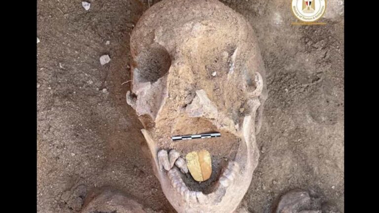 Encontradas múmias com ‘línguas’ de ouro no Egito