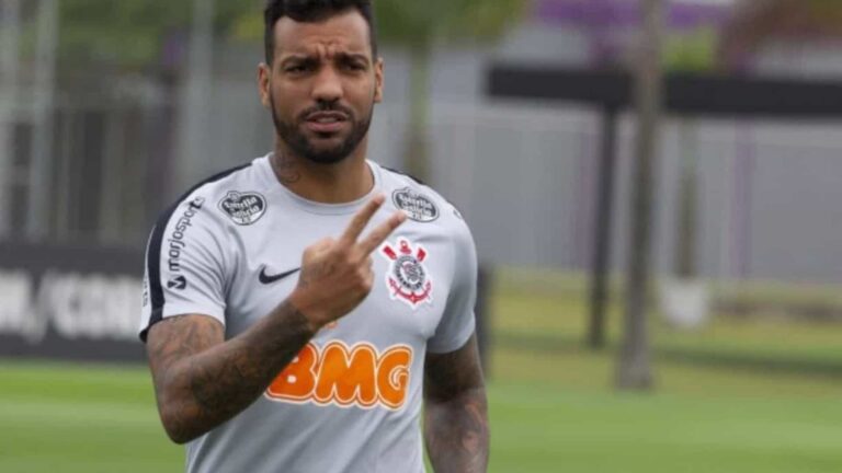 Sem Fagner, Corinthians usará Michel Macedo pela 1ª vez com Mancini
