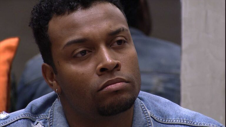 BBB 21: Nego Di se irrita com Tiago Leifert e ameaça apresentador