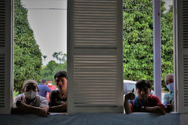 Indígenas aguardam para ser imunizados com a Coronavac