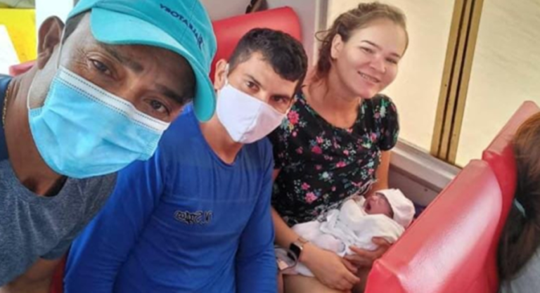 Jovem entra em trabalho de parto e tem bebê dentro de barco atravessando rio no AC