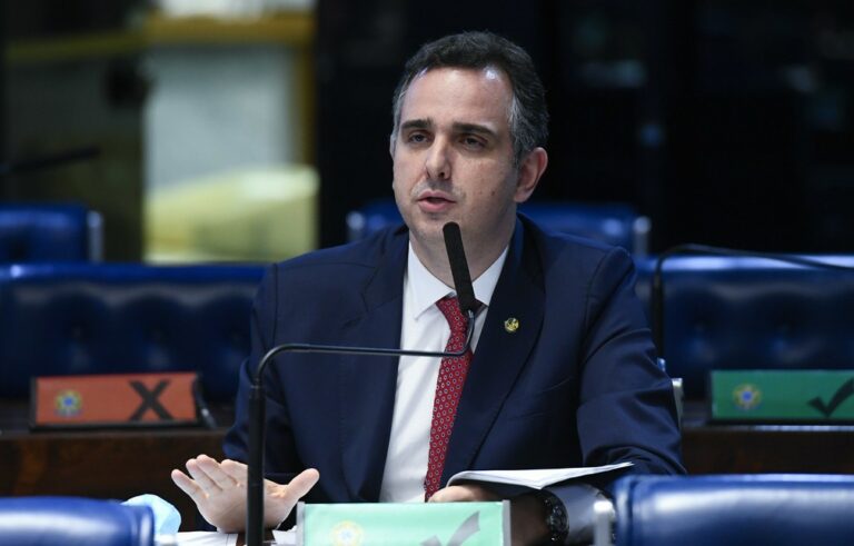 Rodrigo Pacheco é eleito presidente do Senado com apoio de Bolsonaro e 11 partidos