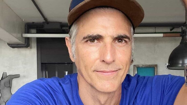 Reynaldo Gianecchini causa alvoroço ao surgir nu ao lado de amiga na web