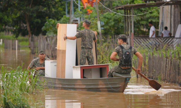 Segurança Pública do Paraná arrecada roupas para vítimas da alagação no Acre