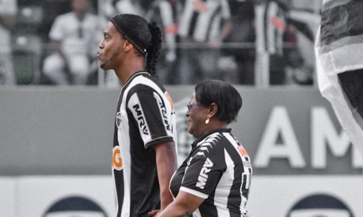 Mãe de Ronaldinho Gaúcho morre em Porto Alegre após complicações da Covid-19