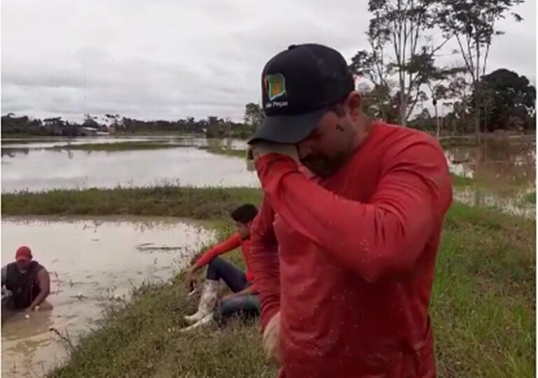 Com prejuízo de R$ 100 mil, piscicultor chora ao ver águas do Iaco levando criação de peixed