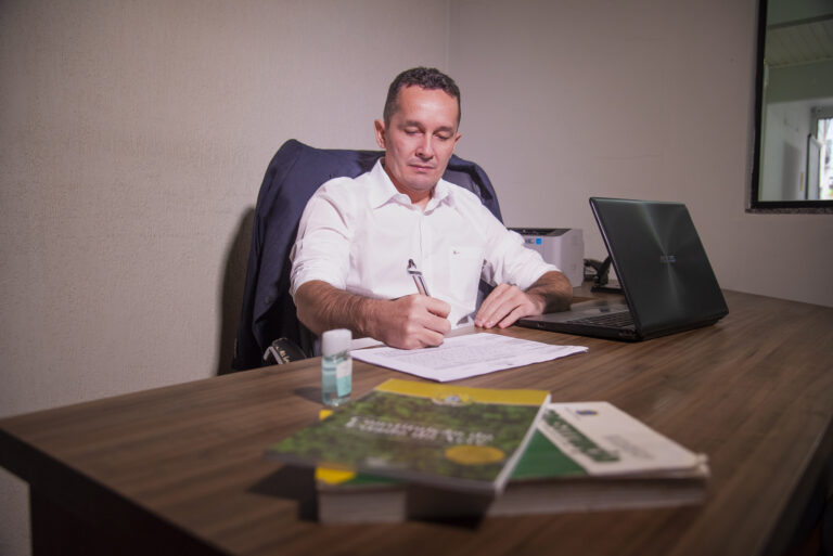 Adailton Cruz critica fechamento do comércio e cobra pagamento da insalubridade para saúde até dezembro