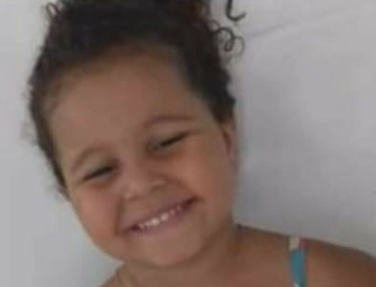 Menina morre após ser baleada na porta de casa em Niterói
