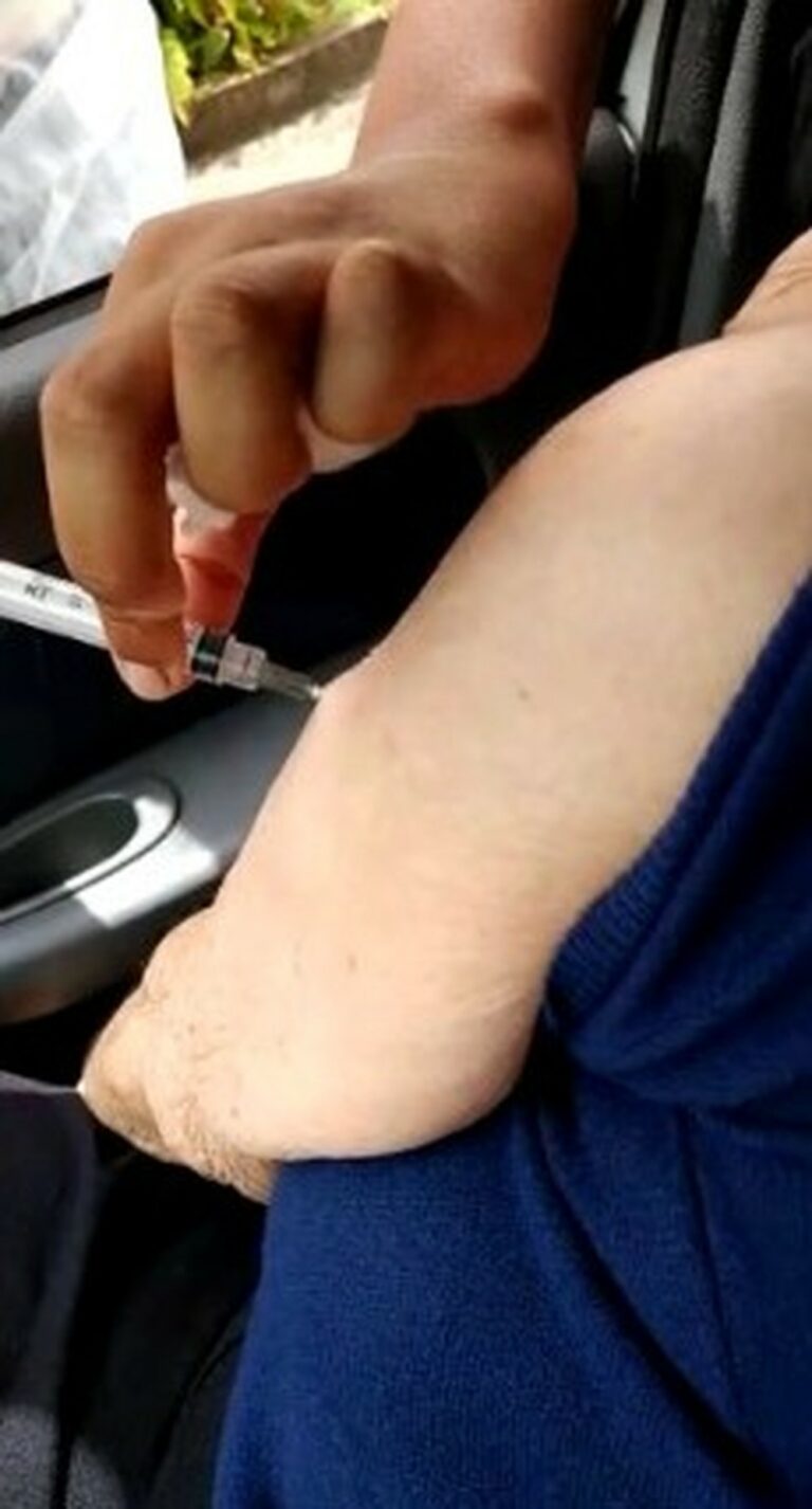 Idosa de 94 anos recebe dose de ar em vez de vacina contra a Covid-19