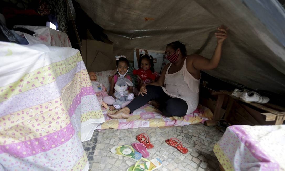 Mãe moradora de rua cuida de calçada: ‘Tudo limpinho para elas’