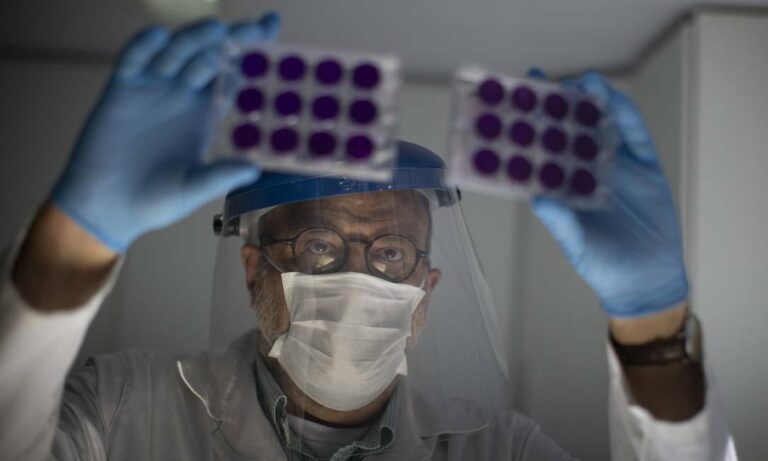 Não há motivo para pânico em relação às novas variantes do coronavírus’