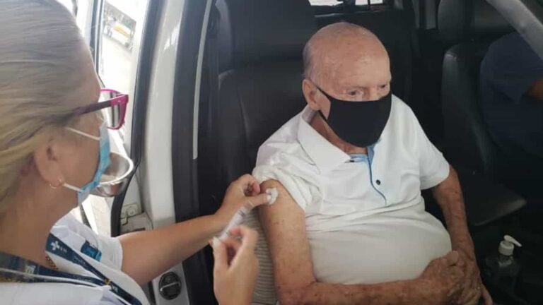 Aos 89 anos, Zagallo é vacinado contra o coronavírus no Rio