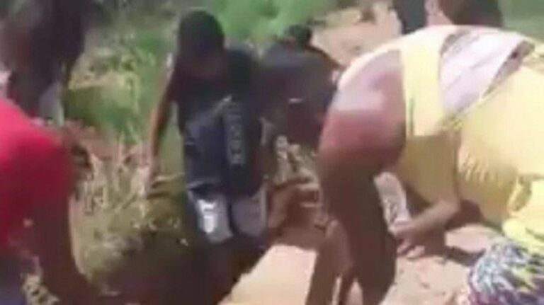 Filhos cavam a sepultura da própria mãe por falta de coveiros; veja o vídeo