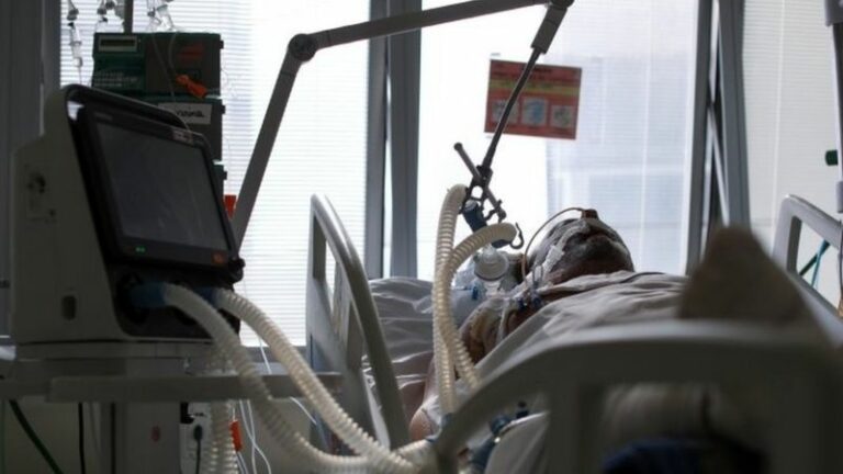 Médicos relatam choque com UTIs lotadas de jovens com covid-19