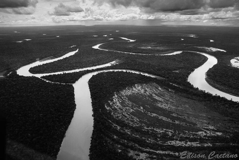 Rio Tarauacá em preto e branco