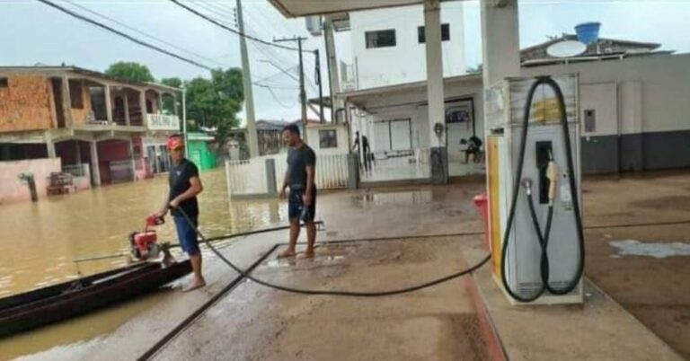 Durante enchente, canoa é abastecida em posto de gasolina de Boca do Acre