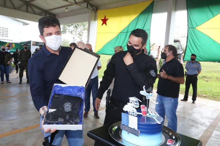 Durante agenda, Gladson ganha bolo de aniversário e ouve hino do Flamengo