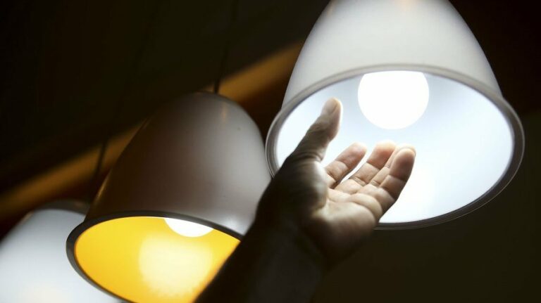 Contas de luz em abril seguirão com tarifa extra da bandeira amarela, diz Aneel