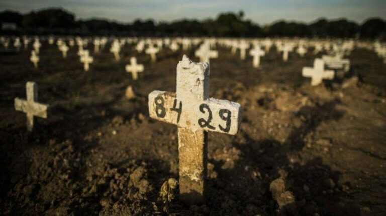 Brasil registra 1.699 mortes por covid em 24 horas; média móvel continua a subir