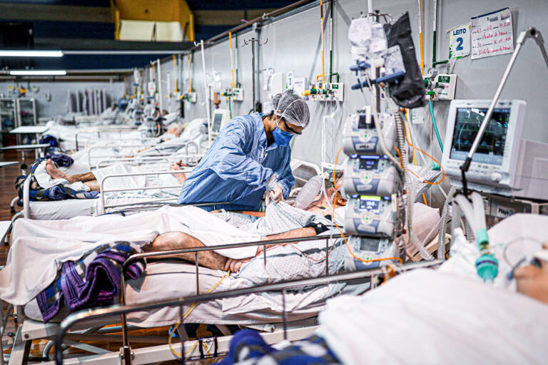 Com apenas 3 leitos de UTI disponíveis em todo o AC, 17 pessoas esperam por vaga
