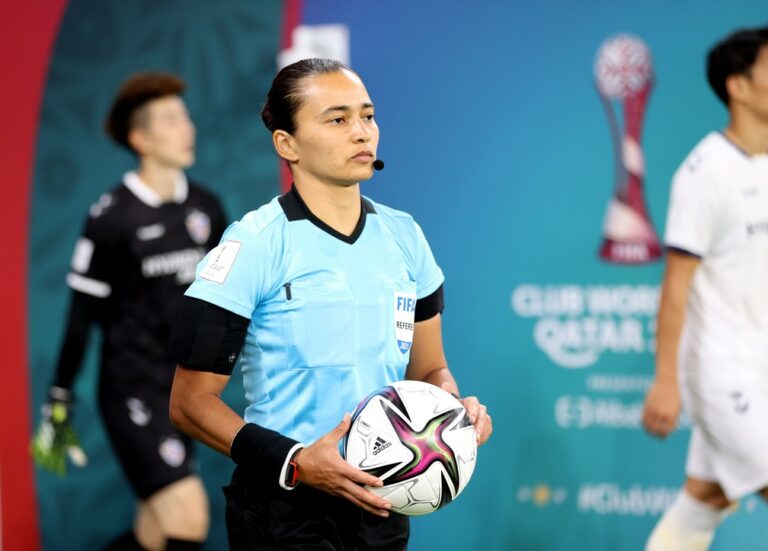 Edina Alves será primeira mulher a apitar Corinthians x Palmeiras